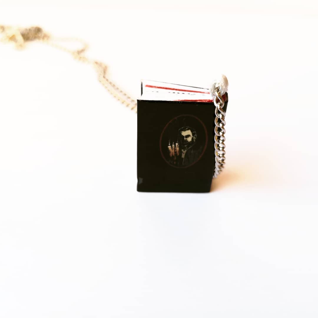Mini Libro Drácula – Colgante, Marcapáginas o Llavero | Edición Limitada | Hecho a Mano