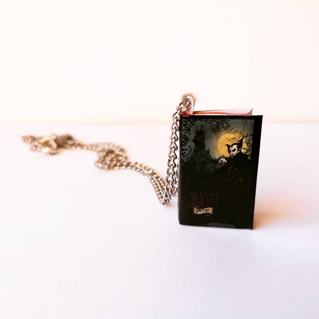 Mini Libro Drácula – Colgante, Marcapáginas o Llavero | Edición Limitada | Hecho a Mano