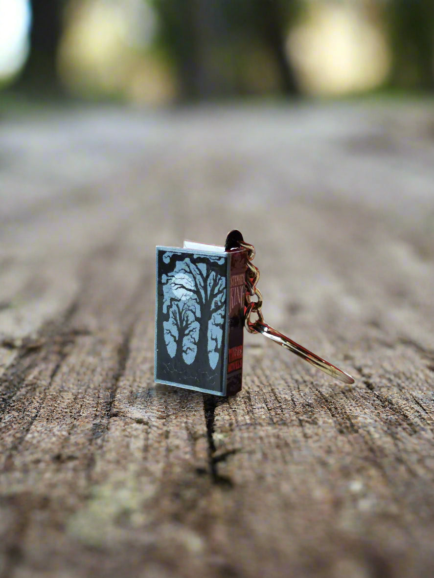 Mini Libro "Stephen King: Three Novels" – Marcapáginas, Llavero o Colgante | Edición Limitada