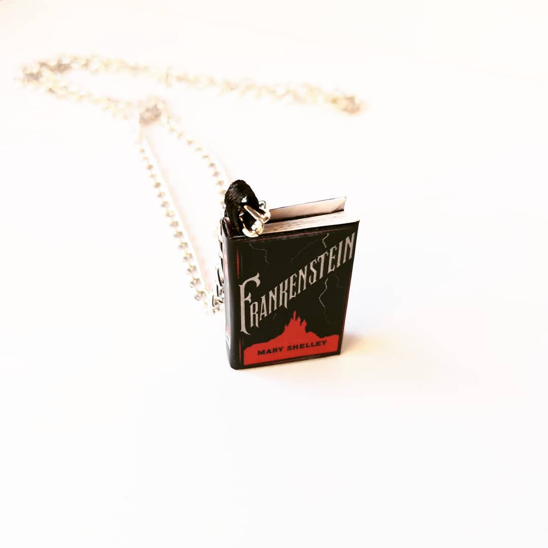 Mini Libro Frankenstein – Colgante, Marcapáginas o Llavero | Edición Limitada | Hecho a Mano