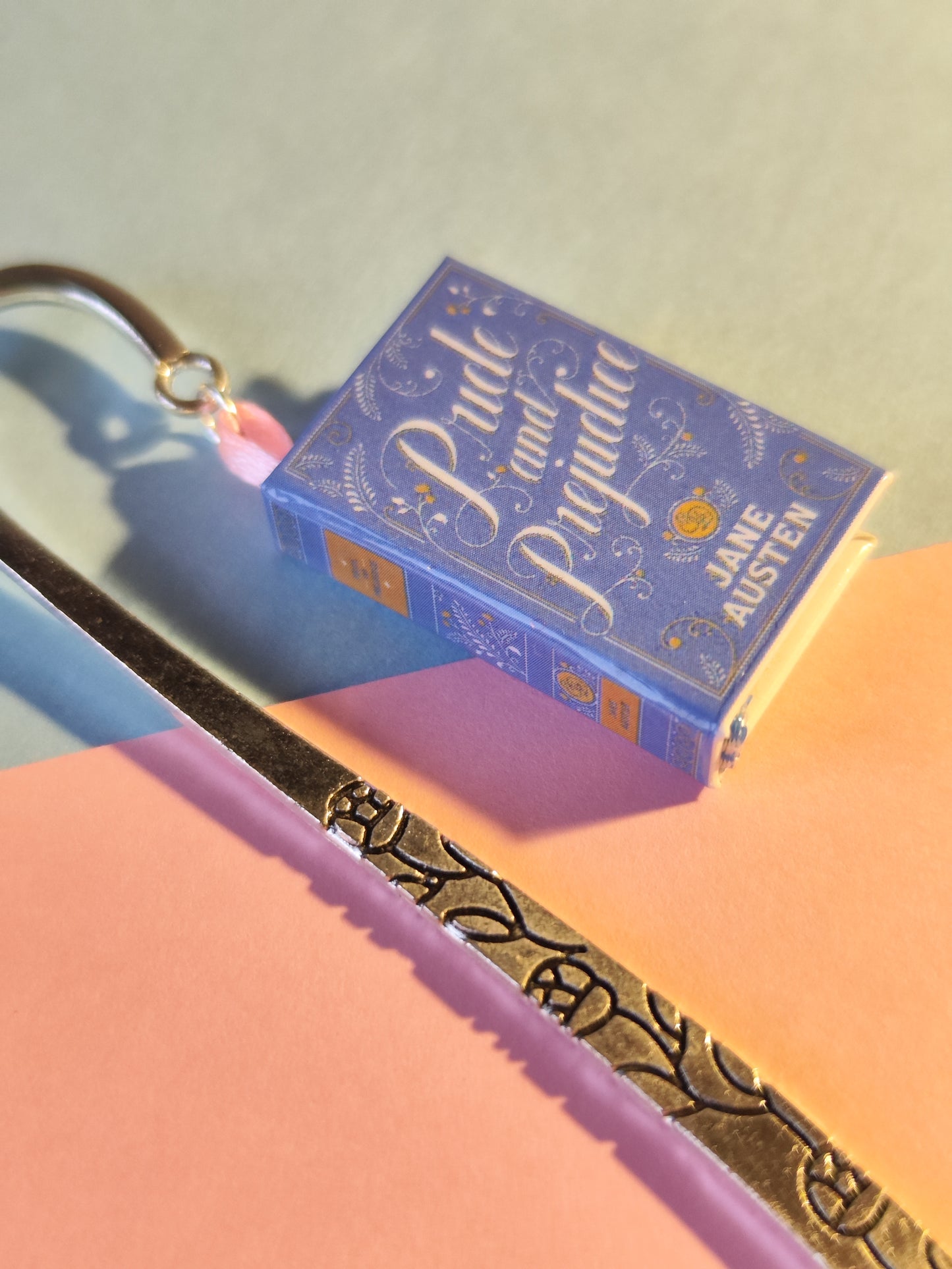 Mini Libro Orgullo y Prejuicio – Marcapáginas Literario Plateado