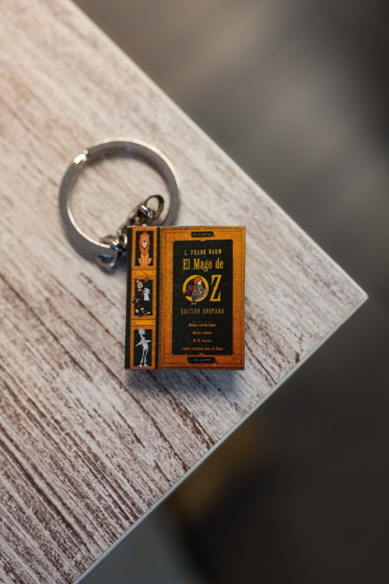 Mini Libro El Mago de Oz – Llavero Literario Hecho a Mano