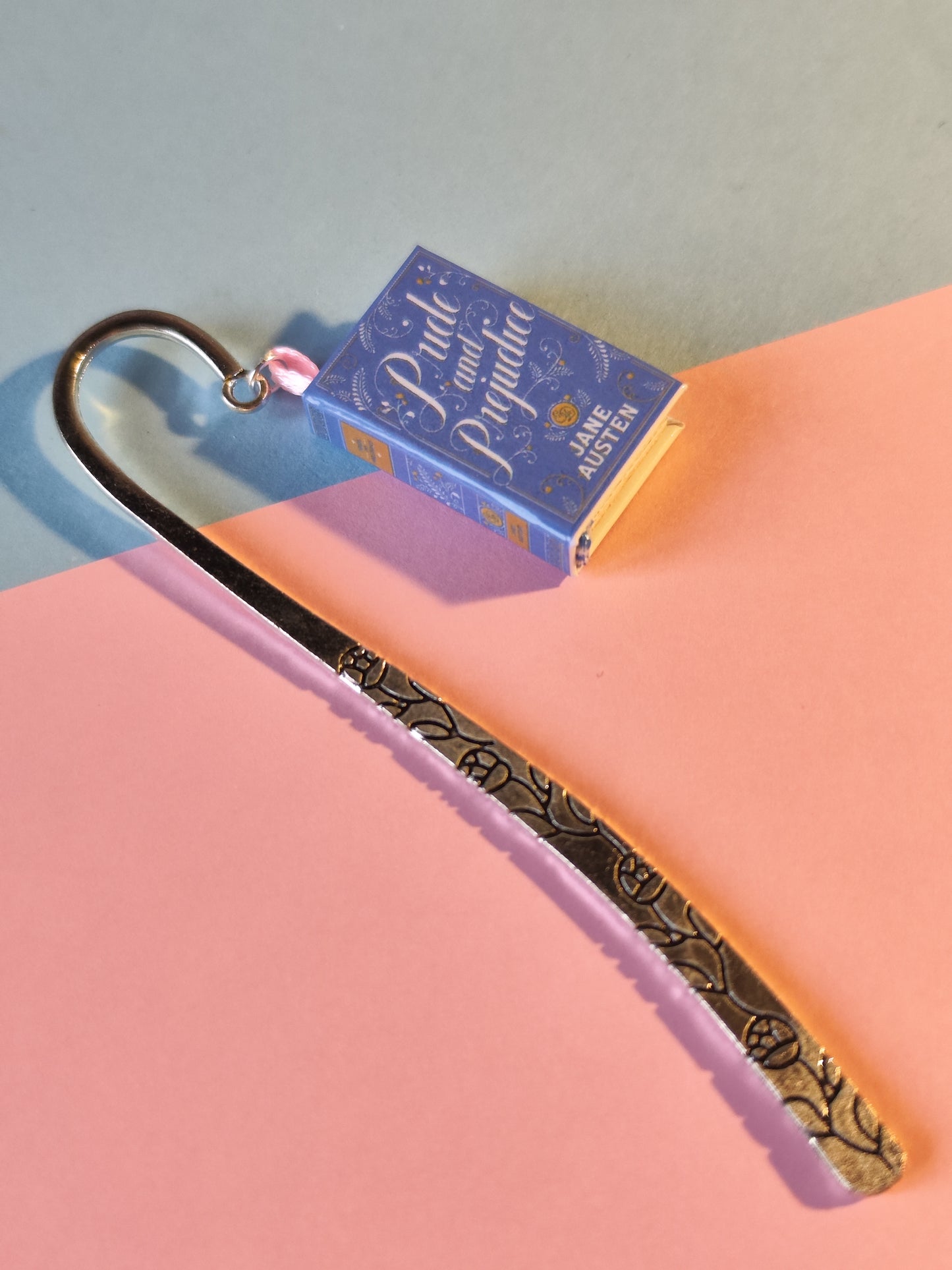 Mini Libro Orgullo y Prejuicio – Marcapáginas Literario Plateado