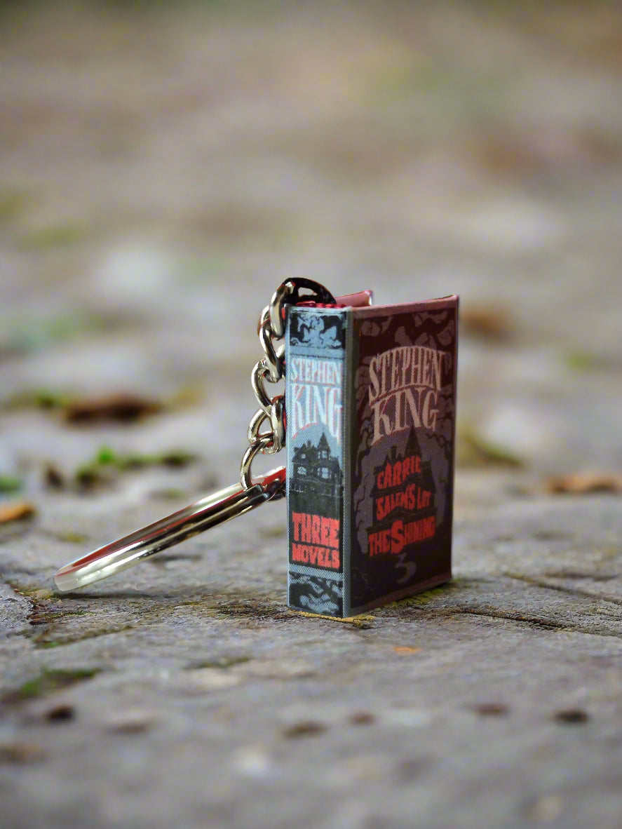 Mini Libro "Stephen King: Three Novels" – Marcapáginas, Llavero o Colgante | Edición Limitada