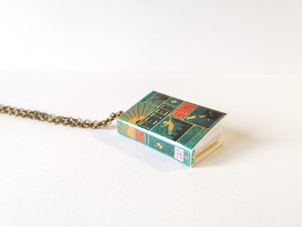 Mini Libro Peter Pan – Colgante, Marcapáginas o Llavero | Hecho a Mano