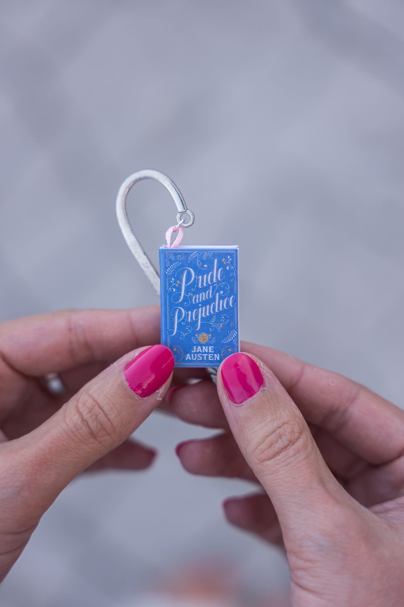 Mini Libro Orgullo y Prejuicio – Marcapáginas Literario Plateado