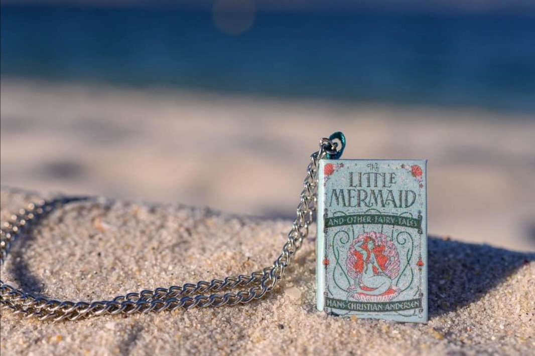 Mini Libro La Sirenita. Marcapáginas, Colgante, Llavero