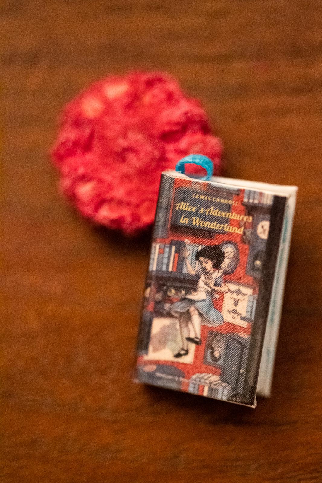 Colgante Mini Libros Alicia en el País de las Maravillas. Colgante, Marcapáginas, Llavero.