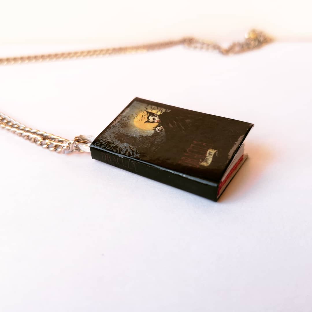 Mini Libro Drácula – Colgante, Marcapáginas o Llavero | Edición Limitada | Hecho a Mano