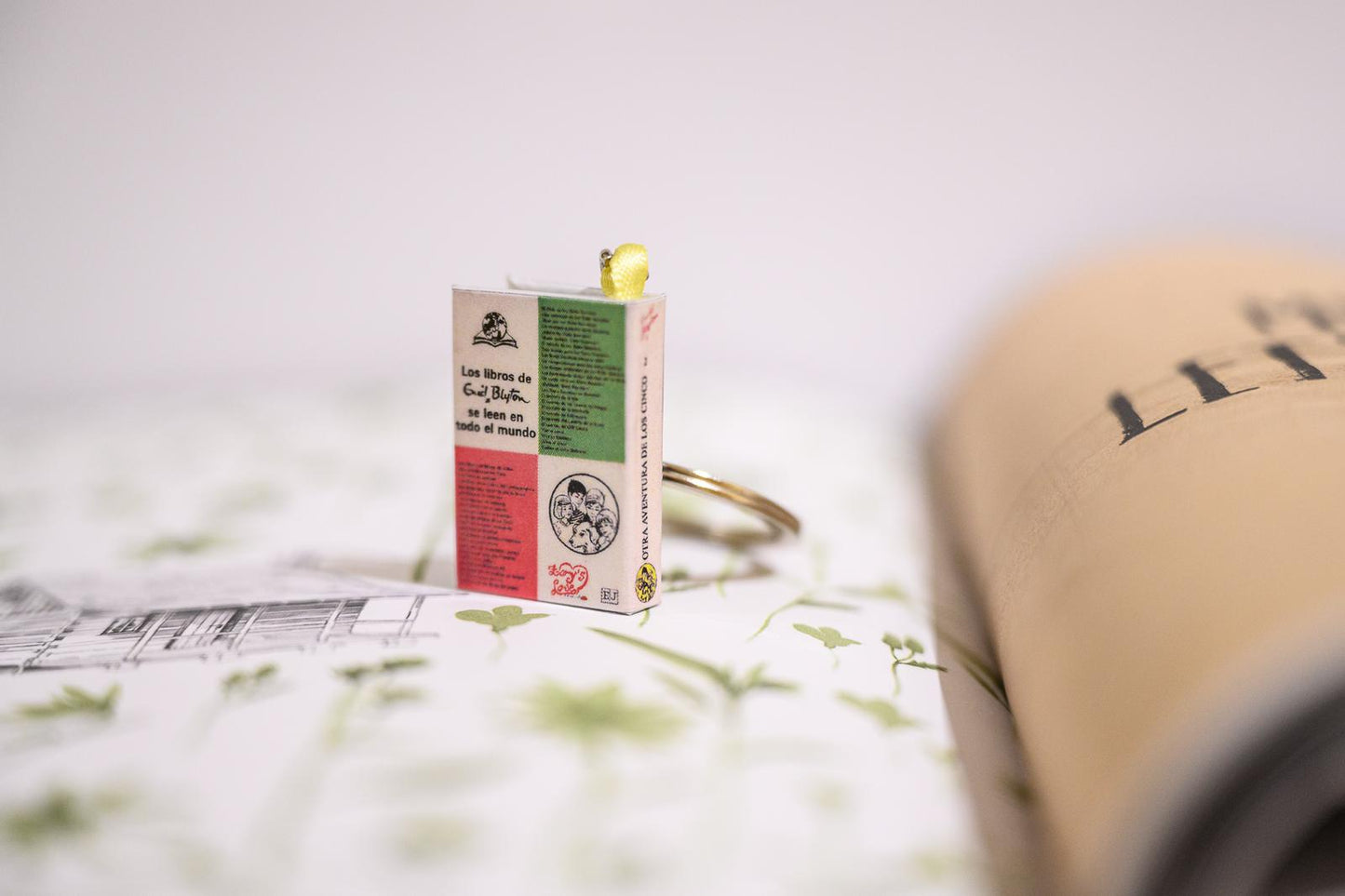 Mini Libro "Otra Aventura de los Cinco" – Llavero, Colgante o Marcapáginas