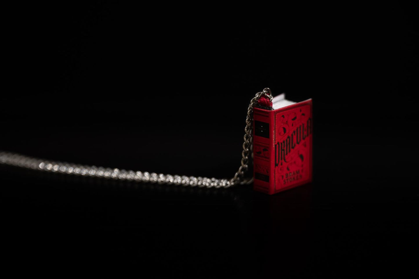 Mini Libro Drácula – Colgante, Marcapáginas o Llavero | Edición Coleccionista