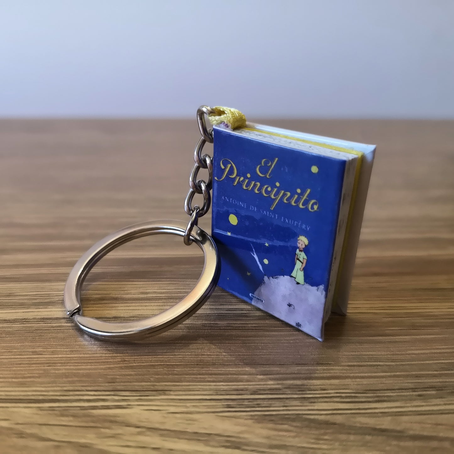 Mini Libro El Principito. Marcapáginas, Colgante, Llavero