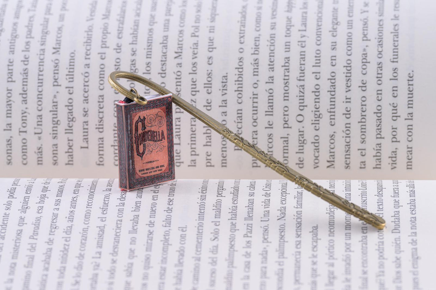 Mini Libro Cinderella – Marcapáginas Hecho a Mano | Edición Limitada