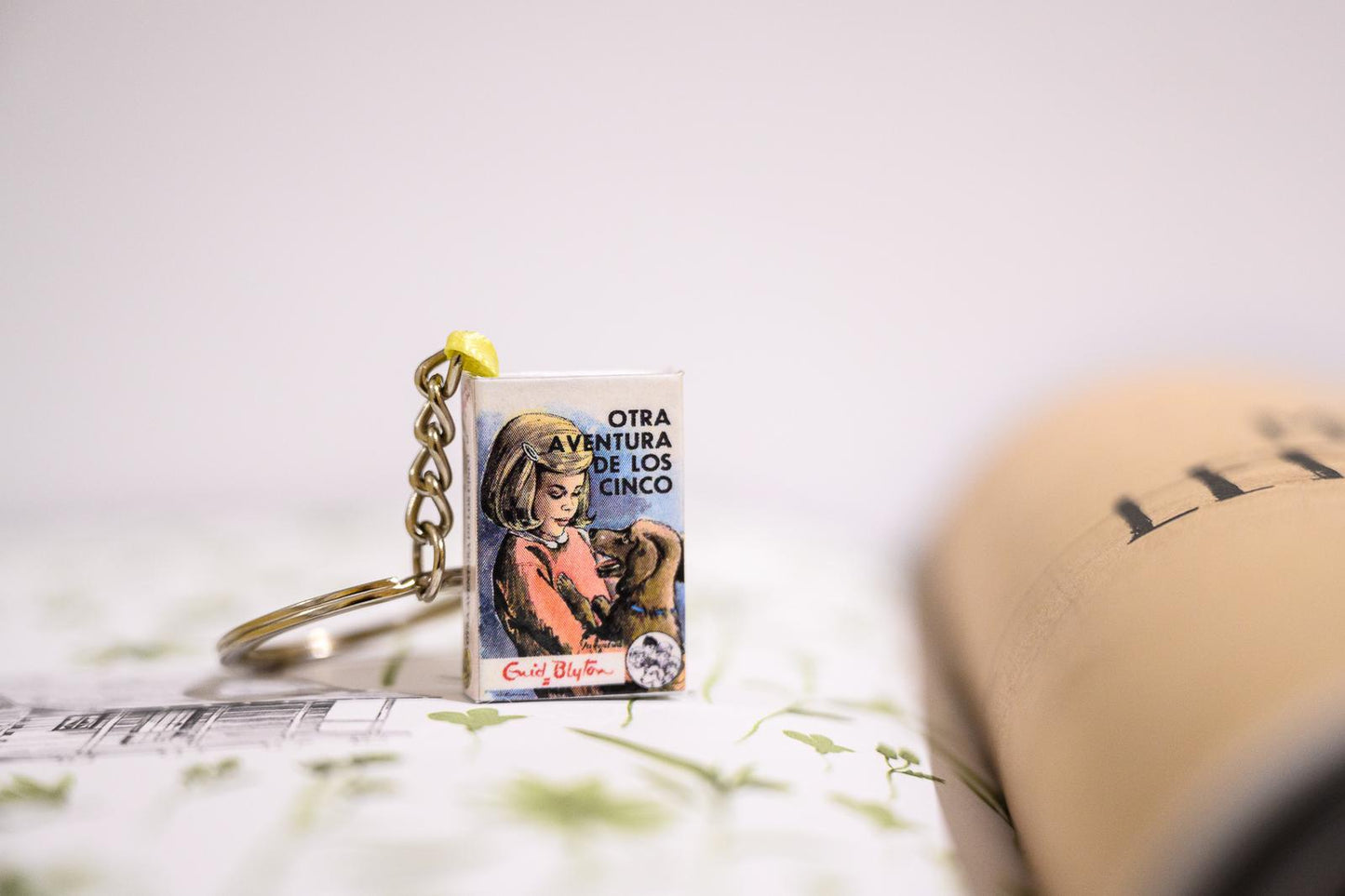 Mini Libro "Otra Aventura de los Cinco" – Llavero, Colgante o Marcapáginas