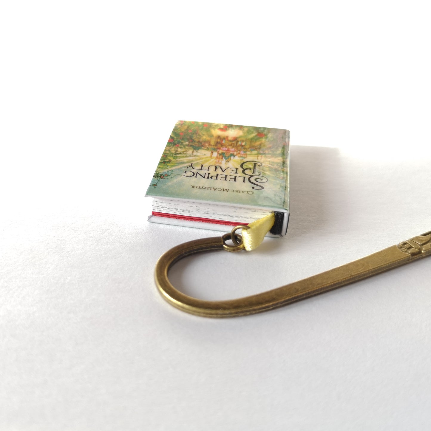 Marcapáginas Mini Libro La Bella Durmiente. Marcador, Colgante o Llavero