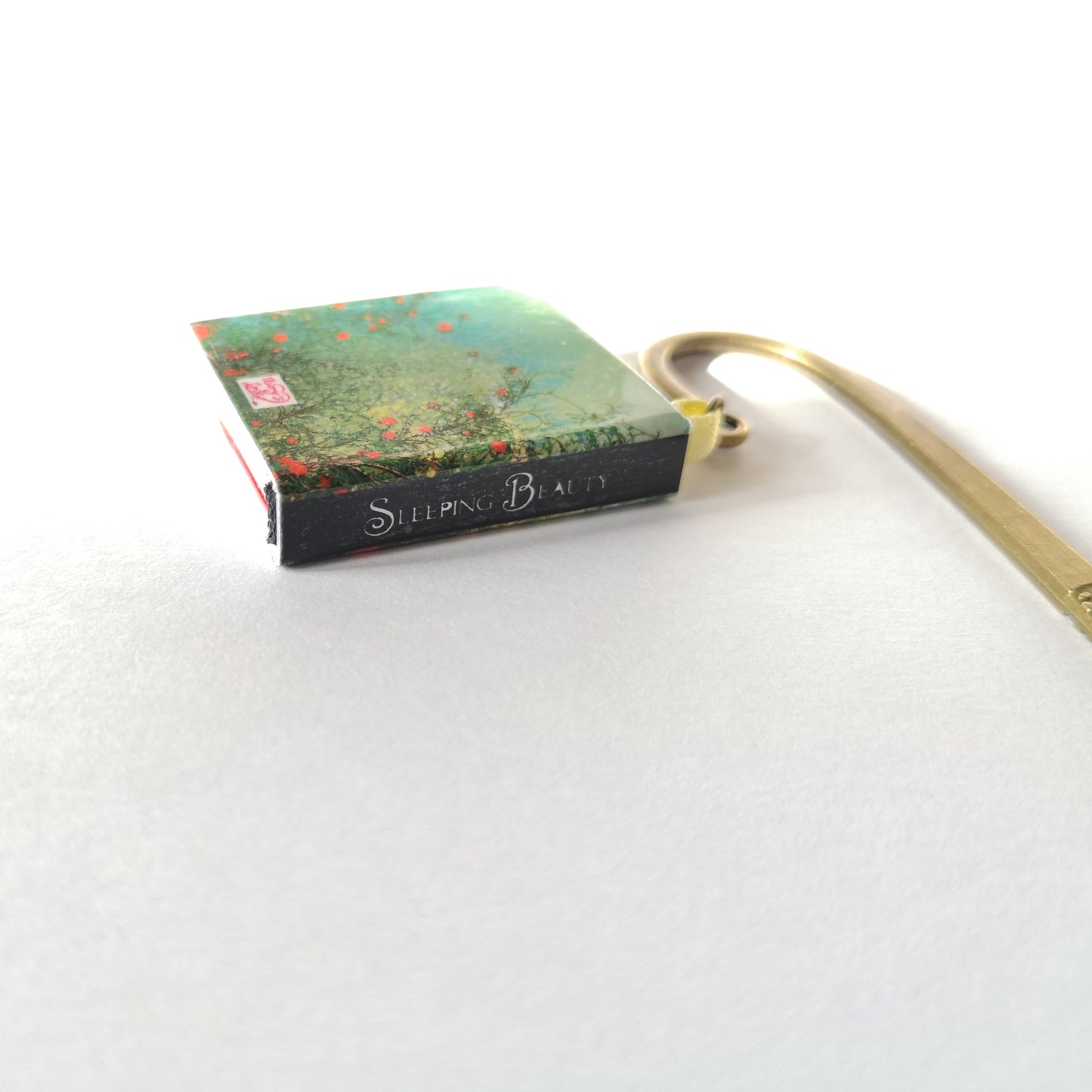 Marcapáginas Mini Libro La Bella Durmiente. Marcador, Colgante o Llavero